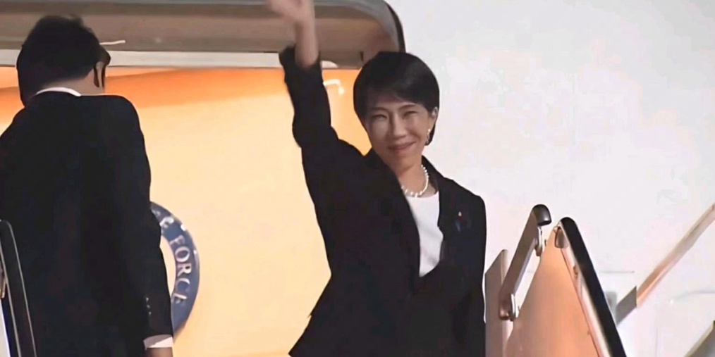 高市离美寥寥几人送行 不停点头鞠躬向空气挥手道别