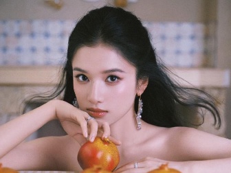 张婧仪穿轻纱抹胸裙飘逸灵动 神女仙气十足