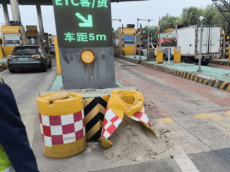 网友质疑成雅高速要价太高：撞坏1个防撞桶要赔500元