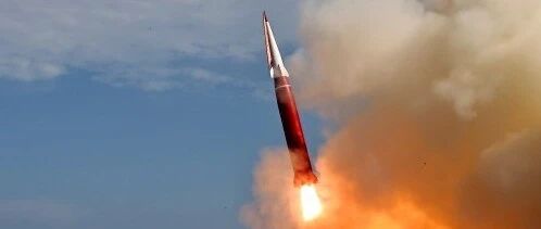 金正恩观摩朝鲜新型武器试验