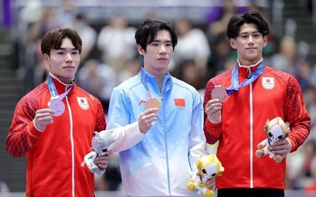 张博恒与两名日本奥运冠军同场 主动选择"降难度"夺冠