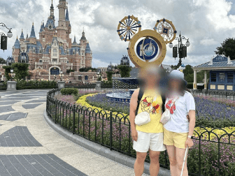 视障女子称游玩时被问能否收盲杖别用 上海迪士尼回应