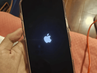iPhone18第一批受害者来了 网友：24小时死机5次