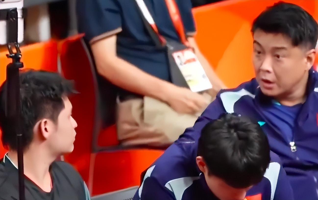 王皓真生气了！质问林诗栋：在场上什么感觉啊？正手反手都不会接