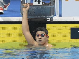 潘展乐最后1米逆袭仅领先0.04秒:游了99米都感觉会输