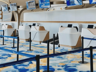 广州白云机场T3铺厚地毯惹争议 旅客：推行李箱一身汗