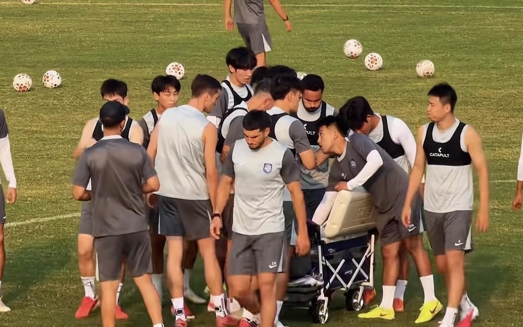 天津日报：在国家队受伤后，目前巴顿还无法参与津门虎队合练