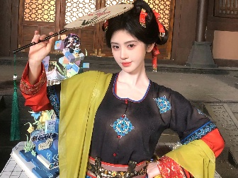 鞠婧祎化身古装少女  手捧大粽子俏皮可爱