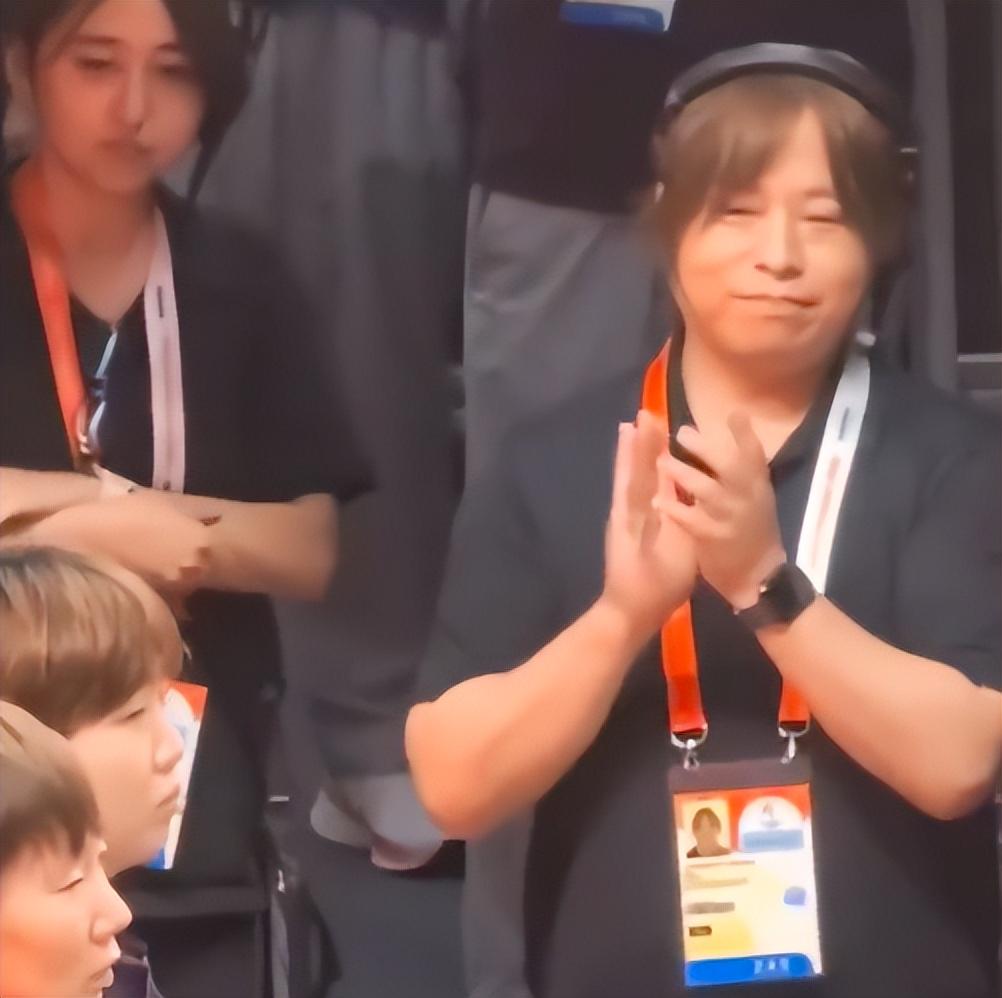 反差！日本工作人员连续比划手势指挥朝鲜队员 鼓掌欢迎孙颖莎入场