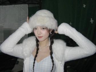 赵今麦穿吊带背心 优雅明媚少女感十足