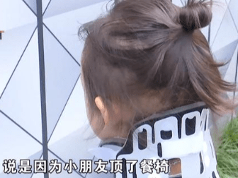 家长带娃吃饭宝宝椅餐盘突然脱落 女儿摔成颈椎反弓